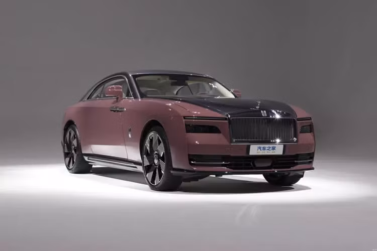 Khác với những chiếc xe Rolls-Royce mà Minh Nhựa sở hữu trước đó được mệnh danh "uống xăng như nước lã", mẫu xe Spectre là bản thuần điện, vì thế, quan tâm của tay chơi này chỉ là vấn đề sạc và quãng đường xe đi được. Cụ thể, xe có động cơ điện sản sinh ra công suất tối đa lên đến 577 mã lực và mô-men xoắn 900 Nm.