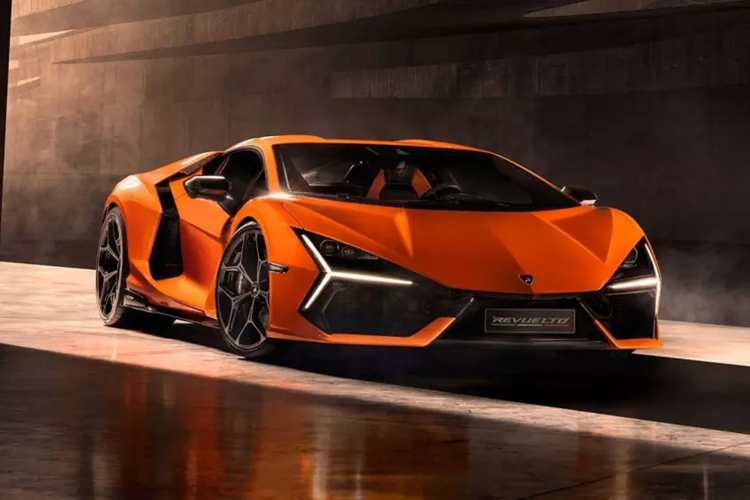  Revuelto khẳng định đam mê Lamborghini Khác với người bạn thân là Cường Đô la rất đam mê trải nghiệm các dòng siêu xe của hãng Ferrari, tay chơi siêu xe 8X Minh Nhựa lại thể hiện niềm đam mê đặc biệt với các mẫu xe đến từ thương hiệu "bò tót" là Lamborghini, chiếc siêu xe đầu tiên Minh Nhựa tậu là Lamborghini Murcielago LP670-4 SV, bản sản xuất giới hạn 186 trên toàn thế giới