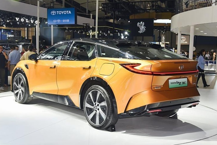 Xe sở hữu thiết kế gần như giống hệt với bản concept bZ Sport Crossover từng ra mắt tại Triển lãm Ô tô Thượng Hải năm 2023. Mẫu xe CUV điện Toyota bZ3C sở hữu kích thước dài x rộng x cao lần lượt là 4.780 x 1.866 x 1.510 mm, chiều dài cơ sở 2.880 mm. Mẫu CUV cỡ trung này được cung cấp đến 8 tùy chọn màu sơn ngoại thất.