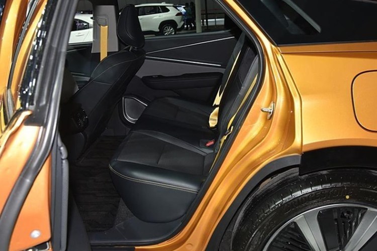 Xe còn được trang bị hệ thống giám sát người lái và hành khách hàng đầu trong phân khúc, bao gồm nhận diện khuôn mặt bằng AI, gọi video, nhắc nhở trẻ em vẫn ở trong xe, điều khiển bằng cử chỉ và giọng nói, cùng với trợ lý ảo AI.