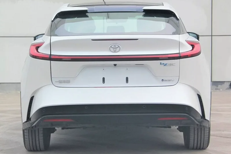 Toyota bZ3C được tích hợp cảm biến Lidar trên nóc xe giúp hỗ trợ lái xe thông minh. Công nghệ lái thông minh của xe dựa trên mô hình lớn end-to-end, cho phép thực hiện các chức năng lái thông minh trong đô thị, lái xe cao tốc và tự động đỗ xe... Hiện mức giá xe Toyota bZ3C 2025 vẫn là một ẩn số.