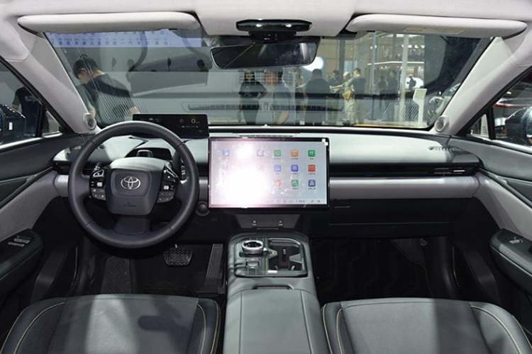 Năm màu chính là đen, trắng, xám, cam và đỏ. Một số màu còn lại được phối theo phong cách hai tông màu với phần trên đường viền cửa sổ được sơn đen, tạo điểm nhấn thể thao. Xe có cấu hình 5 chỗ ngồi với các tiện ích như: màn hình thông tin giải trí trung tâm kích thước 15,6 inch, hỗ trợ hơn 200 ứng dụng của bên thứ ba.