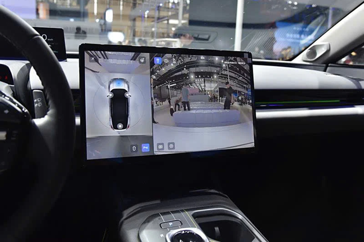 Vô-lăng được tích hợp nhiều nút bấm, trong khi cụm đồng hồ đặt xa về phía trước, gần kính chắn gió, cho thấy xe không được trang bị màn hình hiển thị trên kính lái (HUD).