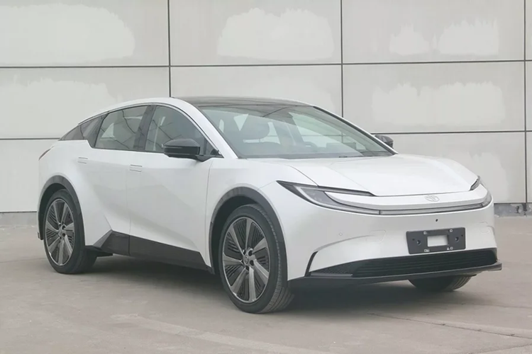 Cung cấp sức mạnh cho Toyota bZ3C là động cơ điện TZ200XS003 có công suất 200 kW, đi kèm pin lithium-ion phosphate do BYD sản xuất. Xe sẽ có hai tùy chọn pin với quãng đường di chuyển là 550 km hoặc 630 km theo tiêu chuẩn CLTC