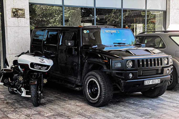 SUV Hummer H2 hàng khủng ban đầu được trang bị động cơ V8, dung tích 6.0 lít, sau đó nâng cấp lên 6.2 lít. Nhờ đó mà xe H2 của Hummer sản sinh công suất tối đa 316 mã lực đến 393 mã lực, tại vòng tua máy 5.200 vòng/phút và mô-men xoắn cực đại 495 Nm tại vòng tua máy 4.000 vòng/phút.