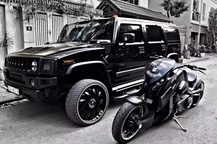 Với bộ mâm mới này đã mang đến sự mới lạ cho ngoại hình chiếc xe Hummer H2 hàng khủng này, thiết kế mâm khá thú vị với các chấu mâm thụt vào trong, lòng mâm mạ crôm sáng bóng, kết hợp đó còn có bộ lốp địa hình và hệ thống phuộc mới.