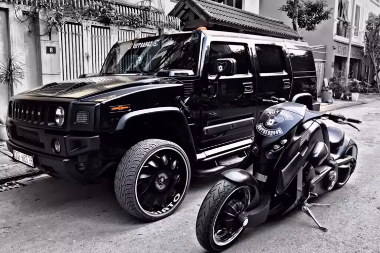 Với bộ mâm mới này đã mang đến sự mới lạ cho ngoại hình chiếc xe Hummer H2 hàng khủng này, thiết kế mâm khá thú vị với các chấu mâm thụt vào trong, lòng mâm mạ crôm sáng bóng, kết hợp đó còn có bộ lốp địa hình và hệ thống phuộc mới.