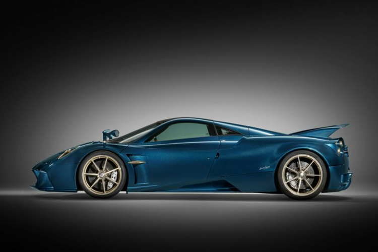 Điểm đặc biệt nhất trên xe hypercar Pagani Huayra Epitoma chính là trang bị hộp số sàn bảy cấp của Xtrac. Pagani cho biết xe được trang bị bộ ly hợp ba đĩa mới nhất để truyền mô-men xoắn tốt hơn với bộ vi sai được quản lý điện tử đảm bảo khả năng phản hồi của động cơ tốt hơn, từ đây đem đến trải nghiệm thú vị hơn cho người dùng.