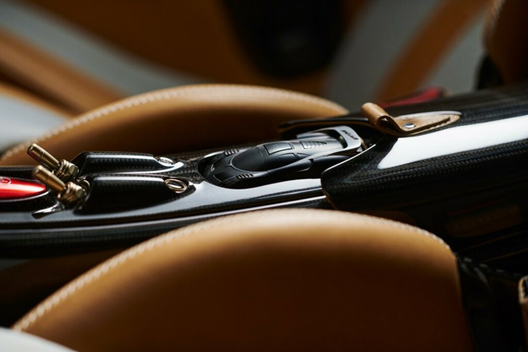 Đặc biệt, mẫu xe còn có phần cản trước mới tích hợp bộ chia giúp tăng lực ép, đồng thời xe còn được trang bị kết hợp với các cửa hút gió lớn hơn, các ống dẫn bên trong mới và các phần đèn chiếu sáng độc đáo chỉ phát triển dành riêng cho mẫu xe này.