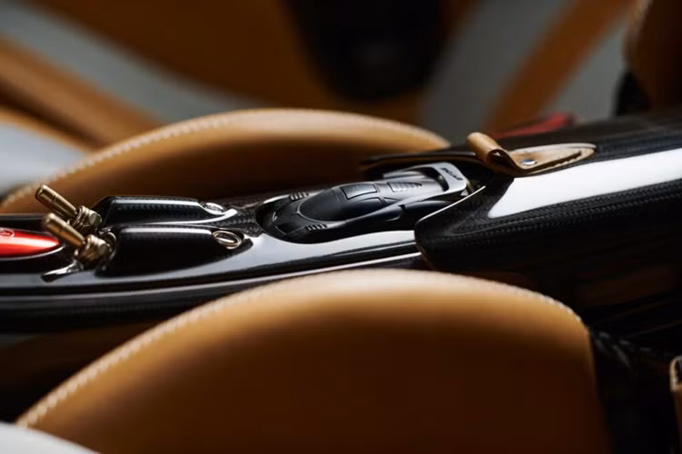 Đặc biệt, mẫu xe còn có phần cản trước mới tích hợp bộ chia giúp tăng lực ép, đồng thời xe còn được trang bị kết hợp với các cửa hút gió lớn hơn, các ống dẫn bên trong mới và các phần đèn chiếu sáng độc đáo chỉ phát triển dành riêng cho mẫu xe này.