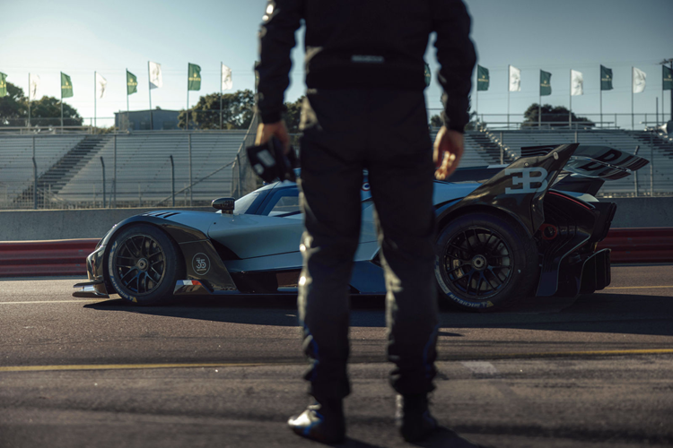 Háo hức được đắm mình trong trải nghiệm sở hữu chiếc Bugatti chỉ dành cho đường đua, chủ sở hữu tương lai của Bolide đã rất vui mừng khi tìm hiểu thêm về chiếc xe mà anh đã rất mong đợi sẽ được ngồi sau tay lái và xúc động khi nhìn thấy xe chinh phục đường đua Laguna Seca.