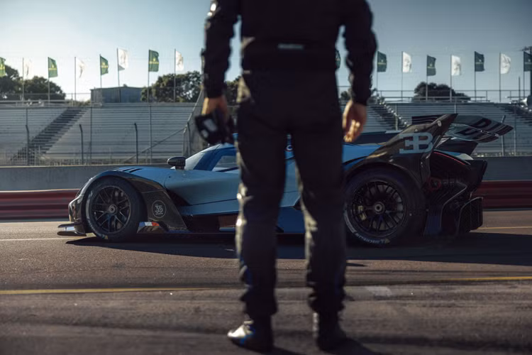 Háo hức được đắm mình trong trải nghiệm sở hữu chiếc Bugatti chỉ dành cho đường đua, chủ sở hữu tương lai của Bolide đã rất vui mừng khi tìm hiểu thêm về chiếc xe mà anh đã rất mong đợi sẽ được ngồi sau tay lái và xúc động khi nhìn thấy xe chinh phục đường đua Laguna Seca.