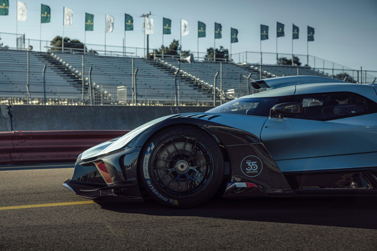 Đây chính là sự kiện lịch sử đánh dấu đỉnh cao của nhiều năm phát triển, tôn vinh di sản cảm hứng do Type 35. Chiếc Bugatti Bolide được sơn màu sơn độc đáo thuộc phiên bản kỷ niệm 100 năm tri ân tới chiếc xe đua huyền thoại Type 35 và di sản đua xe phong phú của Bugatti.