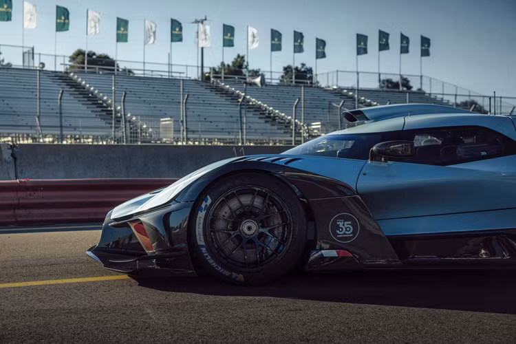 Đây chính là sự kiện lịch sử đánh dấu đỉnh cao của nhiều năm phát triển, tôn vinh di sản cảm hứng do Type 35. Chiếc Bugatti Bolide được sơn màu sơn độc đáo thuộc phiên bản kỷ niệm 100 năm tri ân tới chiếc xe đua huyền thoại Type 35 và di sản đua xe phong phú của Bugatti.