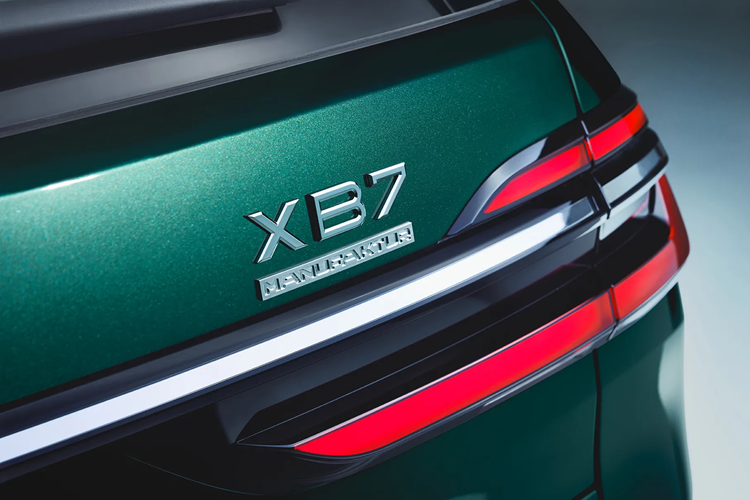 Ở ngoại thất, phiên bản nâng cấp Manufaktur này được trang bị bộ mâm Alpina Classic 23 inch mới với lớp hoàn thiện bằng nhôm Satin và bộ khuếch tán phía sau có những đường nét goc cạnh hơn.