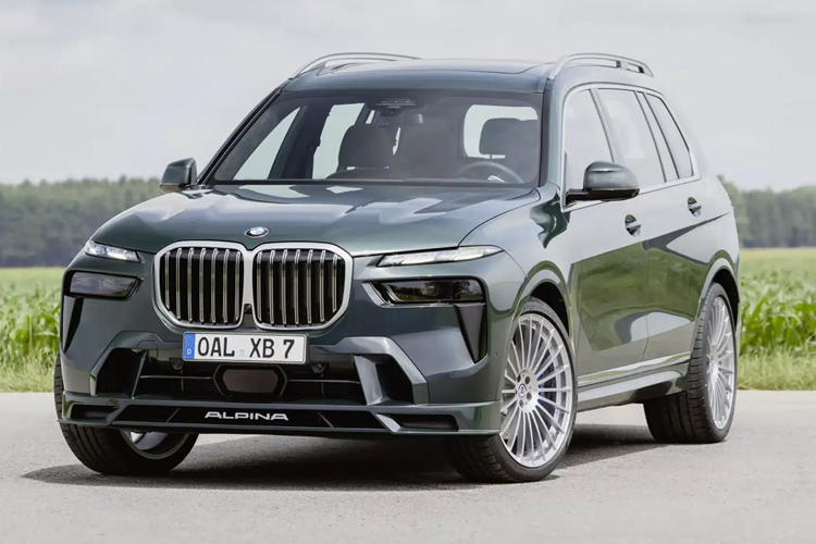 So với BMW X7 tiêu chuẩn, Alpina XB7 còn được trang bị hệ thống treo khí nén tự động hạ thấp chiều cao xe ở tốc độ cao hơn, hệ thống phanh hiệu năng cao tiêu chuẩn và hệ thống phanh cao cấp hơn trang bị đĩa phanh đục lỗ lớn hơn với cùm phanh màu xanh.