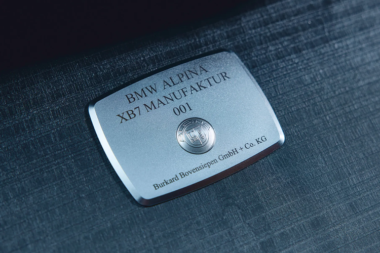 Chất liệu bọc có sẵn ở bất kỳ hình dạng nào theo yêu cầu với các tùy chọn dập nổi hoặc dán tem tùy chỉnh. Khoang nội thất còn có logo Manufaktur trên thảm sàn và tấm bảng kim loại biểu thị mẫu xe sản xuất đặc biệt trên bảng điều khiển trung tâm.