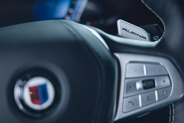 Những chi tiết này có thể được kết hợp với các chi tiết trang trí ngoại thất hầm hố hơn như Black Line hoặc Aluminium Satin Line cùng các điểm nhấn màu đen hoặc sáng bóng ở cả ngoại thất và nội thất.