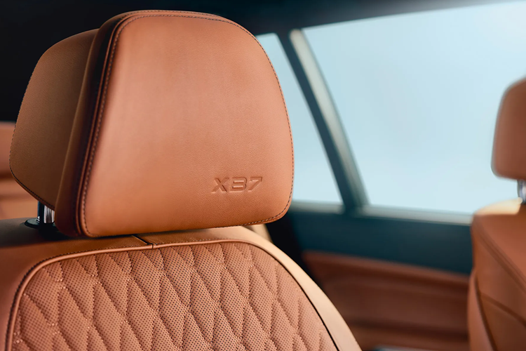 BMW Alpina XB7 Manufaktur được trang bị tiêu chuẩn với khoang nội thất bọc da mở rộng nhưng điểm nổi bật là tùy chọn nội thất bọc da toàn bộ Lavalina. Với lựa chọn này, đội ngũ gia công sẽ mất tới hơn 100 giờ lao động thủ công để cắt, tách và khâu 427 miếng da riêng lẻ.