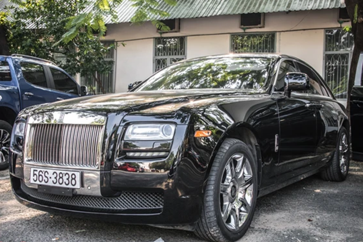 Rolls-Royce Ghost Series I của Minh Nhựa được trang bị động cơ V12, dung tích 6.6 lít, tăng áp kép, sản sinh công suất tối đa 562 mã lực và mô-men xoắn cực đại 780 Nm. Động cơ kết hợp cùng hộp số tự động ZF 8 cấp, nhờ đó, chiếc xe siêu sang này mất khoảng thời gian 5 giây để tăng tốc lên 100 km/h từ vị trí xuất phát trước khi đạt vận tốc tối đa 250 km/h.