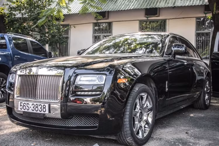 Rolls-Royce Ghost Series I của Minh Nhựa được trang bị động cơ V12, dung tích 6.6 lít, tăng áp kép, sản sinh công suất tối đa 562 mã lực và mô-men xoắn cực đại 780 Nm. Động cơ kết hợp cùng hộp số tự động ZF 8 cấp, nhờ đó, chiếc xe siêu sang này mất khoảng thời gian 5 giây để tăng tốc lên 100 km/h từ vị trí xuất phát trước khi đạt vận tốc tối đa 250 km/h.