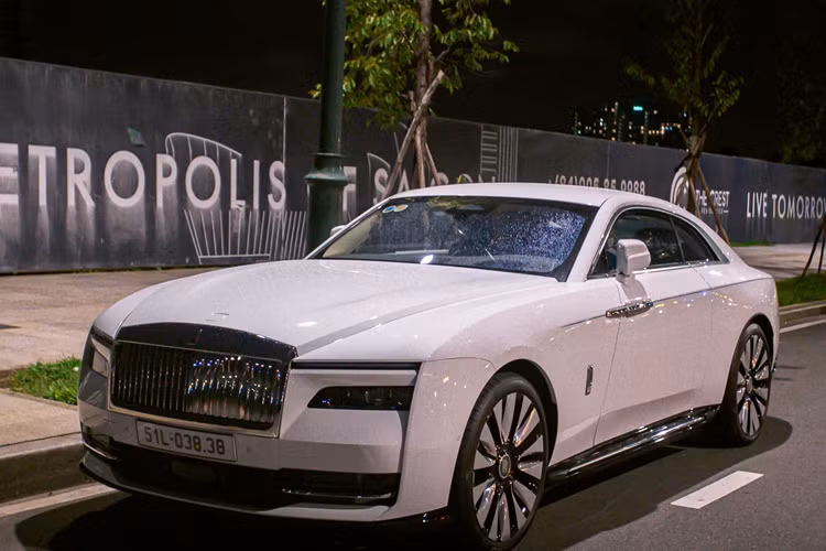 Hãng xe Anh quốc chia sẻ 515 km là quá đủ cho khách hàng của mình sau khi nghiên cứu đầy đủ, bởi "thượng đế" của Rolls-Royce trong garage có vài chiếc xe trong garage, nên việc họ thường xuyên phải lái Rolls-Royce Spectre ra đường không nhiều.