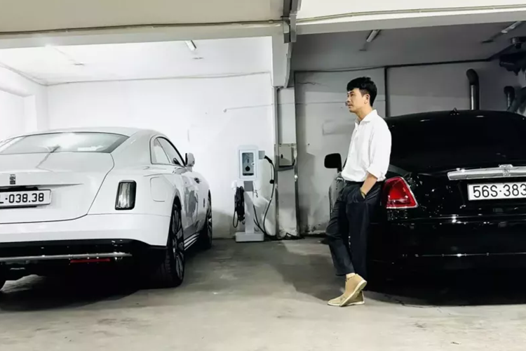 Dòng xe siêu sang Rolls-Royce Spectre của Minh Nhựa có giá bán tại Việt Nam từ 18 tỷ đồng, nhưng chiếc xe này có trang bị tùy chọn thêm, từ màu sơn, mâm đến ngoại thất, nên giá bán có thể trên 25 tỷ đồng, chưa bao gồm các chi phí để xe lăn bánh.