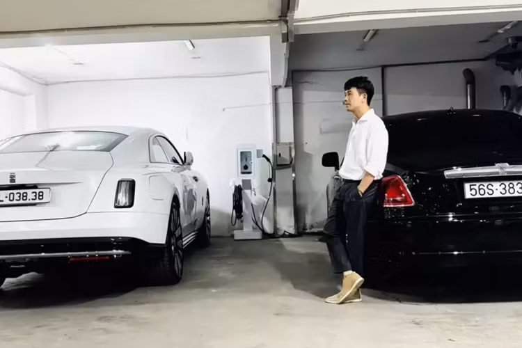 Dòng xe siêu sang Rolls-Royce Spectre của Minh Nhựa có giá bán tại Việt Nam từ 18 tỷ đồng, nhưng chiếc xe này có trang bị tùy chọn thêm, từ màu sơn, mâm đến ngoại thất, nên giá bán có thể trên 25 tỷ đồng, chưa bao gồm các chi phí để xe lăn bánh.