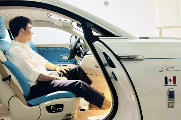 Trong khi chiếc xe siêu sang Rolls-Royce Ghost Series I đã ở trong garage của gia đình Minh Nhựa gần 20 năm qua nguyên bản mang màu đen, thì chiếc Rolls-Royce Spectre mới gia nhập trong 3 tháng qua lại sở hữu ngoại thất màu trắng.