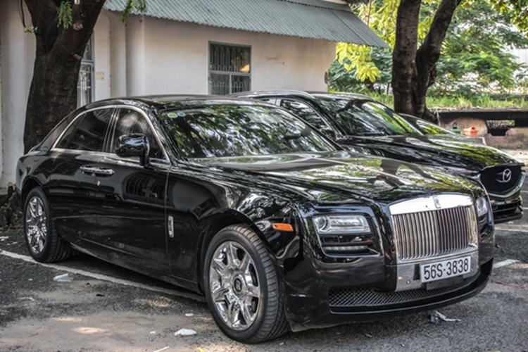 Còn nếu muốn chuyến hành trình dài hơn 500 km, Minh Nhựa có thể chọn di chuyển trên xe siêu sang Rolls-Royce Ghost Series I, mẫu xe được mệnh danh là "vua uống xăng" với mức tiêu thụ nhiên liệu đâu đó rơi vào tầm 21 lít/100 km.
