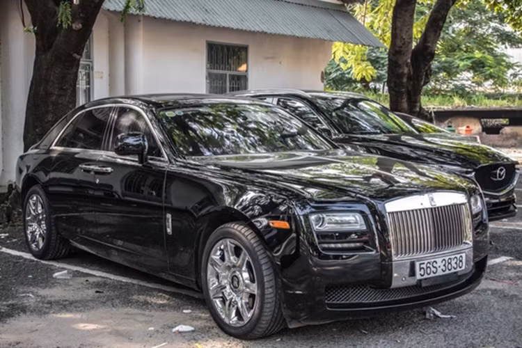 Còn nếu muốn chuyến hành trình dài hơn 500 km, Minh Nhựa có thể chọn di chuyển trên xe siêu sang Rolls-Royce Ghost Series I, mẫu xe được mệnh danh là "vua uống xăng" với mức tiêu thụ nhiên liệu đâu đó rơi vào tầm 21 lít/100 km.
