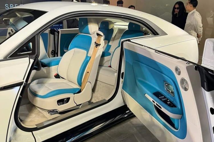 Rolls-Royce Spectre chạy được 515 km theo chu trình thử nghiệm của EPA tại Mỹ, tức có thể phượt từ Sài Gòn đi Nha Trang chỉ sau 1 lần sạc đầy pin.