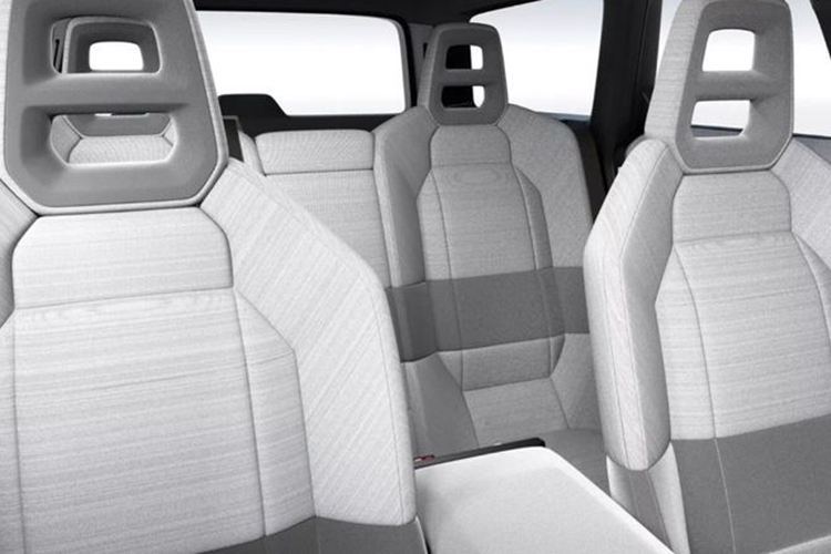 Vô lăng dạng bốn chấu và ghế bọc vải với cảm giác đặc trưng của Scandinavia là những điểm nhấn gắn kết với mẫu xe huyền thoại của Volvo. Volvo 240 2026 được thiết kế như một chiếc xe điện, điều này thể hiện rõ qua lưới tản nhiệt hoàn toàn kín và không có ống xả.