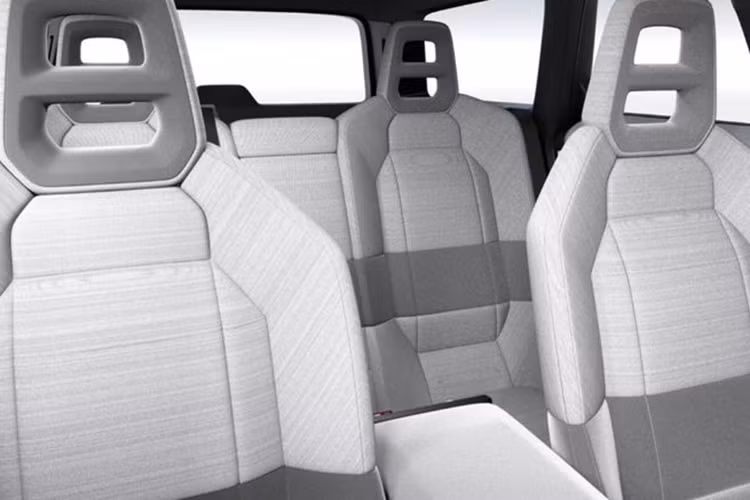 Vô lăng dạng bốn chấu và ghế bọc vải với cảm giác đặc trưng của Scandinavia là những điểm nhấn gắn kết với mẫu xe huyền thoại của Volvo. Volvo 240 2026 được thiết kế như một chiếc xe điện, điều này thể hiện rõ qua lưới tản nhiệt hoàn toàn kín và không có ống xả.