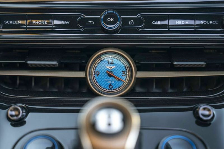 Điểm đáng chú ý nhất trong khoang nội thất của chiếc Bacalar này là bảng điều khiển làm từ gỗ Riverwood siêu hiếm, được bảo tồn 5.000 năm trong các đầm lầy than bùn, hồ và sông ở East Anglie, Anh quốc. Điểm đặc biệt ở loại gỗ này là tạo ra một màu đen khác biệt sau khoảng thời gian dài bị lão hóa.