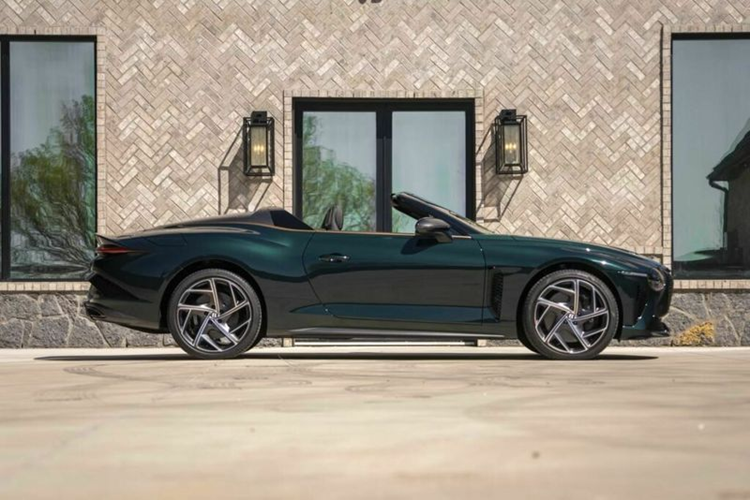 Mới đây, chiếc Bentley Bacalar thứ 12 – cũng là chiếc cuối cùng được xuất xưởng đã được rao bán đấu giá bởi nền tảng mua bán xa xỉ phẩm trực tuyến Mecum Auctions. Đơn vị này cho biết đây là chiếc Bacalar đầu tiên xuất hiện trên thị trường thứ cấp. Tình trạng xe còn rất mới, vì mới chỉ lăn bánh được vỏn vẹn 191 km.