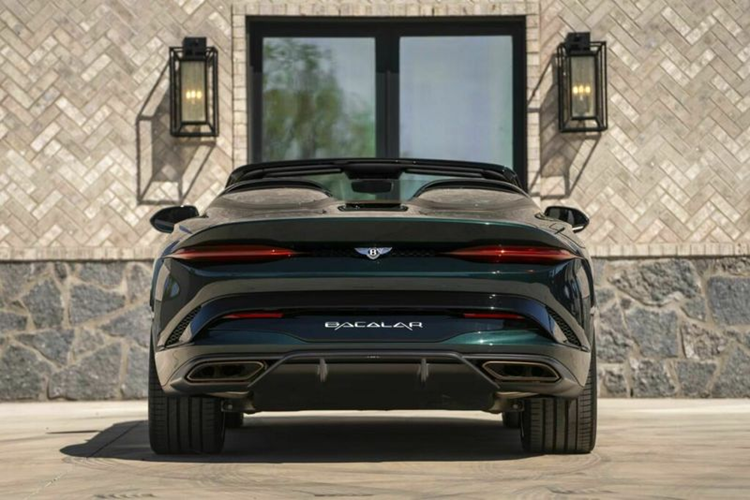 Theo Carscoops, chiếc Bentley Bacalar mui trần siêu sang này có mức giá ban đầu rơi vào khoảng 2 triệu USD, bao gồm cả chi phí cá nhân hóa. Mức giá bán lại của xe nhiều khả năng sẽ cao hơn con số trên, do độ hiếm của chiếc mui trần đặc biệt này.