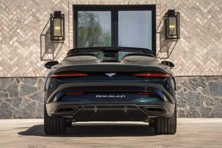 Theo Carscoops, chiếc Bentley Bacalar mui trần siêu sang này có mức giá ban đầu rơi vào khoảng 2 triệu USD, bao gồm cả chi phí cá nhân hóa. Mức giá bán lại của xe nhiều khả năng sẽ cao hơn con số trên, do độ hiếm của chiếc mui trần đặc biệt này.