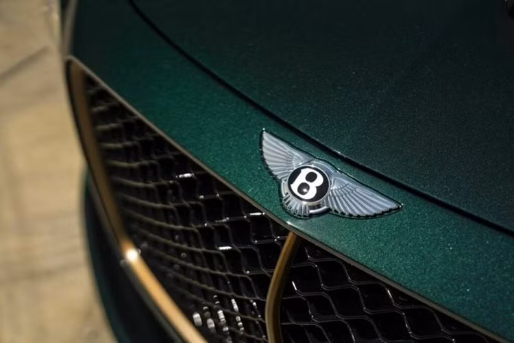 Được cá nhân hóa bởi bộ phận Mulliner, chiếc Bacalar này sở hữu màu ngoại thất xanh lá cây đậm có tên là Extended Range Veridian kết hợp với các điểm nhấn màu đồng ánh kim.