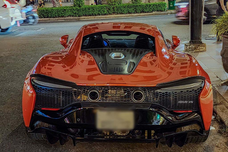 Với thiết kế PHEV, Artura có khả năng sạc đầy đến 80% chỉ trong 2,5 giờ thông qua cáp EVSE tiêu chuẩn. Bộ pin điện có thể thu nhận năng lượng từ động cơ đốt trong, và tùy biến theo chế độ lái đang sử dụng.