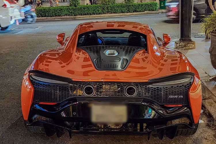 Với thiết kế PHEV, Artura có khả năng sạc đầy đến 80% chỉ trong 2,5 giờ thông qua cáp EVSE tiêu chuẩn. Bộ pin điện có thể thu nhận năng lượng từ động cơ đốt trong, và tùy biến theo chế độ lái đang sử dụng.