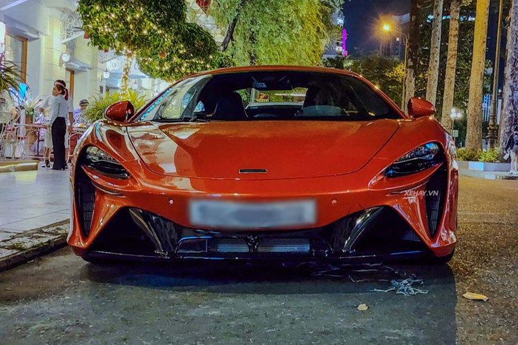 Theo đó, siêu xe McLaren Artura được thừa hưởng cấu trúc sợi carbon trọng lượng siêu nhẹ (McLaren Carbon Lightweight Architecture – MCLA), tối ưu hóa cho thế hệ động cơ mới của dòng xe hybrid hiệu suất cao (HPH). Cơ cấu này được được gia công trực tiếp trong trung tâm công nghệ McLaren Composites Technology Centre (MCTC) tại Sheffield.