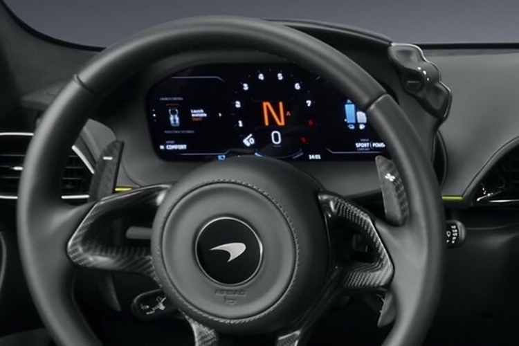 Hệ thống plug-in hybrid bao gồm một động cơ điện khối lượng nhẹ có công suất 95 mã lực và mô-men xoắn 225 Nm. Tổng cộng, toàn hệ thống sản sinh công suất tối đa 680 mã lực và mô-men xoắn 720 Nm, kết hợp hộp số tự động 8 cấp ly hợp kép và hệ dẫn động cầu sau.