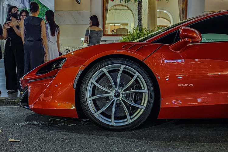 Đây cũng là lần đầu tiên chiếc Artura được trang bị công nghệ lốp Cyber Tyre. Bộ lốp này có hệ thống chip bên trong giúp cung cấp cho người dùng những dữ liệu về áp suất, nhiệt độ lốp để từ đó hỗ trợ cho hệ thống cân bằng điện tử. Khi nhiệt độ lốp vượt mức tối đa, hệ thống sẽ truyền tín hiệu cho người lái biết.