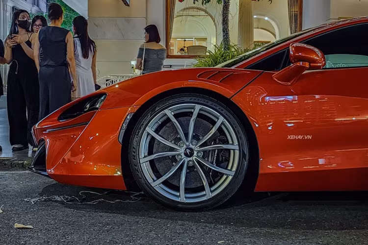 Đây cũng là lần đầu tiên chiếc Artura được trang bị công nghệ lốp Cyber Tyre. Bộ lốp này có hệ thống chip bên trong giúp cung cấp cho người dùng những dữ liệu về áp suất, nhiệt độ lốp để từ đó hỗ trợ cho hệ thống cân bằng điện tử. Khi nhiệt độ lốp vượt mức tối đa, hệ thống sẽ truyền tín hiệu cho người lái biết.