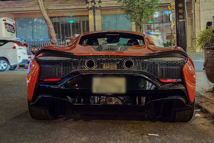 Bộ phận này được làm mát bằng chất lỏng và được bố trí trực tiếp trên khung xe làm từ sợi carbon. Điều này mang đến khả năng phân bổ trọng lượng hợp lý và bảo vệ được bộ pin điện khi có va chạm.