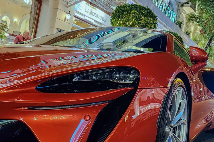 Bộ pin bổ trợ cho động cơ điện bao gồm 5 module được làm từ lithium-ion, cung cấp khả năng dự trữ năng lượng 7.4 kWh. Khi sử dụng chế độ E-Mode, cơ cấu này sẽ cung cấp năng lượng để chiếc xe có thể di chuyển quãng đường tối đa 30 km mà không sản sinh khí thải.