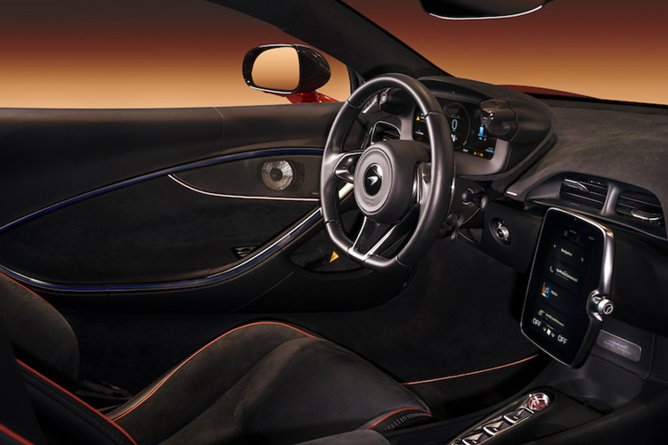 Về truyền động, McLaren Artura được trang bị khối động cơ V6 twin-turbo dung tích 3.0L hoàn toàn mới. Với công suất tối đa lên đến 585 mã lực và mô-men xoắn 585 Nm, khối lượng của động cơ chỉ vỏn vẹn 160 kg – nhẹ hơn 50 kg và nhỏ gọn hơn động cơ V8 đặc trưng của McLaren.