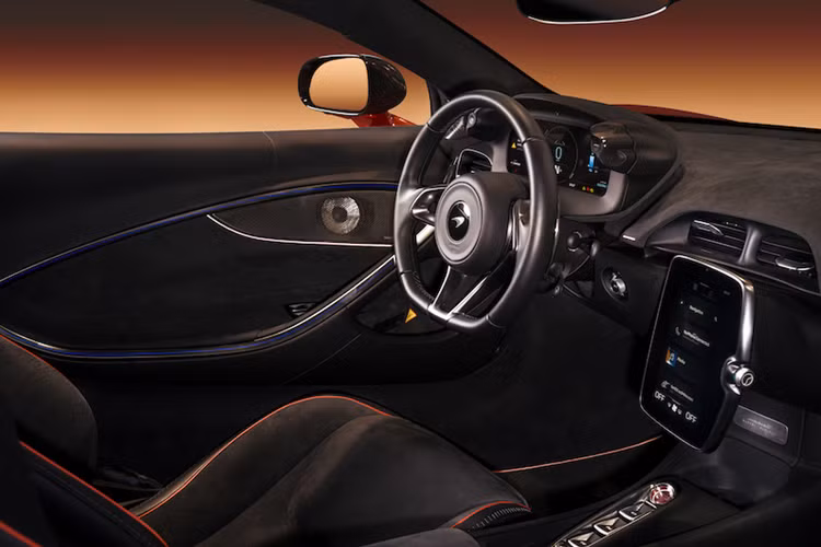 Về truyền động, McLaren Artura được trang bị khối động cơ V6 twin-turbo dung tích 3.0L hoàn toàn mới. Với công suất tối đa lên đến 585 mã lực và mô-men xoắn 585 Nm, khối lượng của động cơ chỉ vỏn vẹn 160 kg – nhẹ hơn 50 kg và nhỏ gọn hơn động cơ V8 đặc trưng của McLaren.