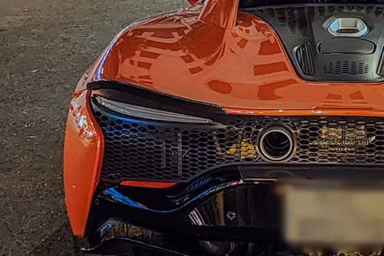 Với sức mạnh trên, xe chỉ mất 3 giây để tăng tốc 0-100 km/h, trước khi đạt giới hạn 330 km/h. McLaren Artura có khả năng tái tạo năng lượng thông qua quá trình đạp ga nhẹ hoặc phanh.